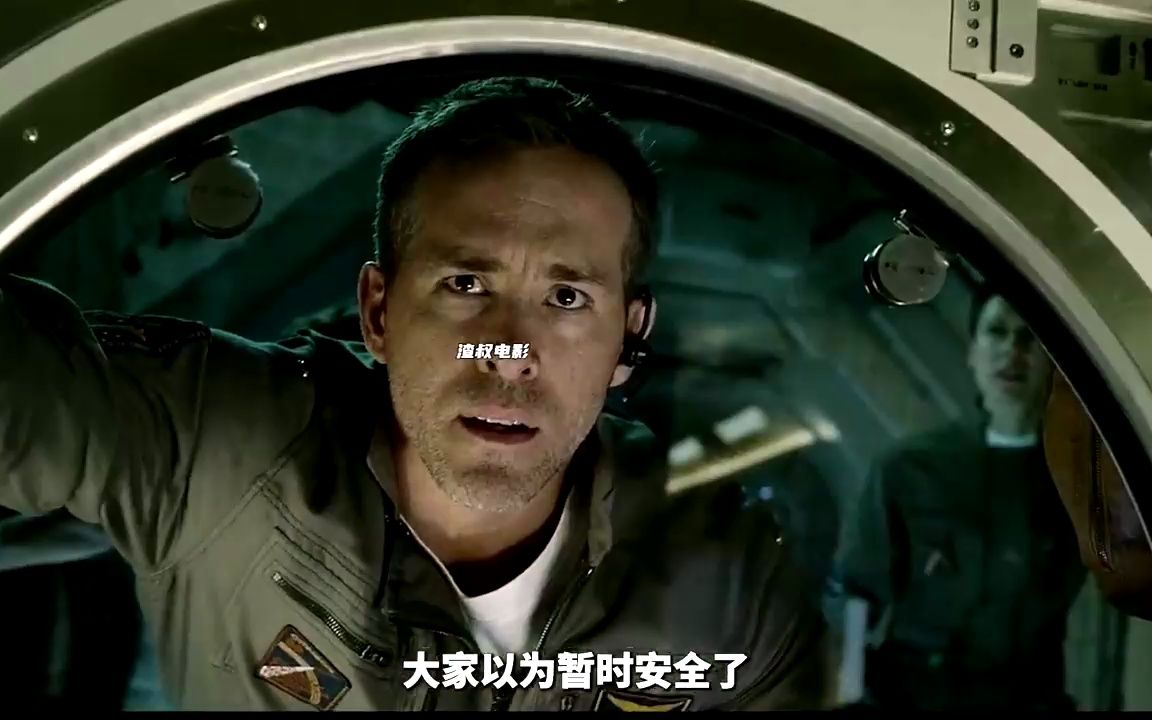 渔夫发现海上飘着一个金属仓,好奇撬开了门,结果竟放出火星怪物