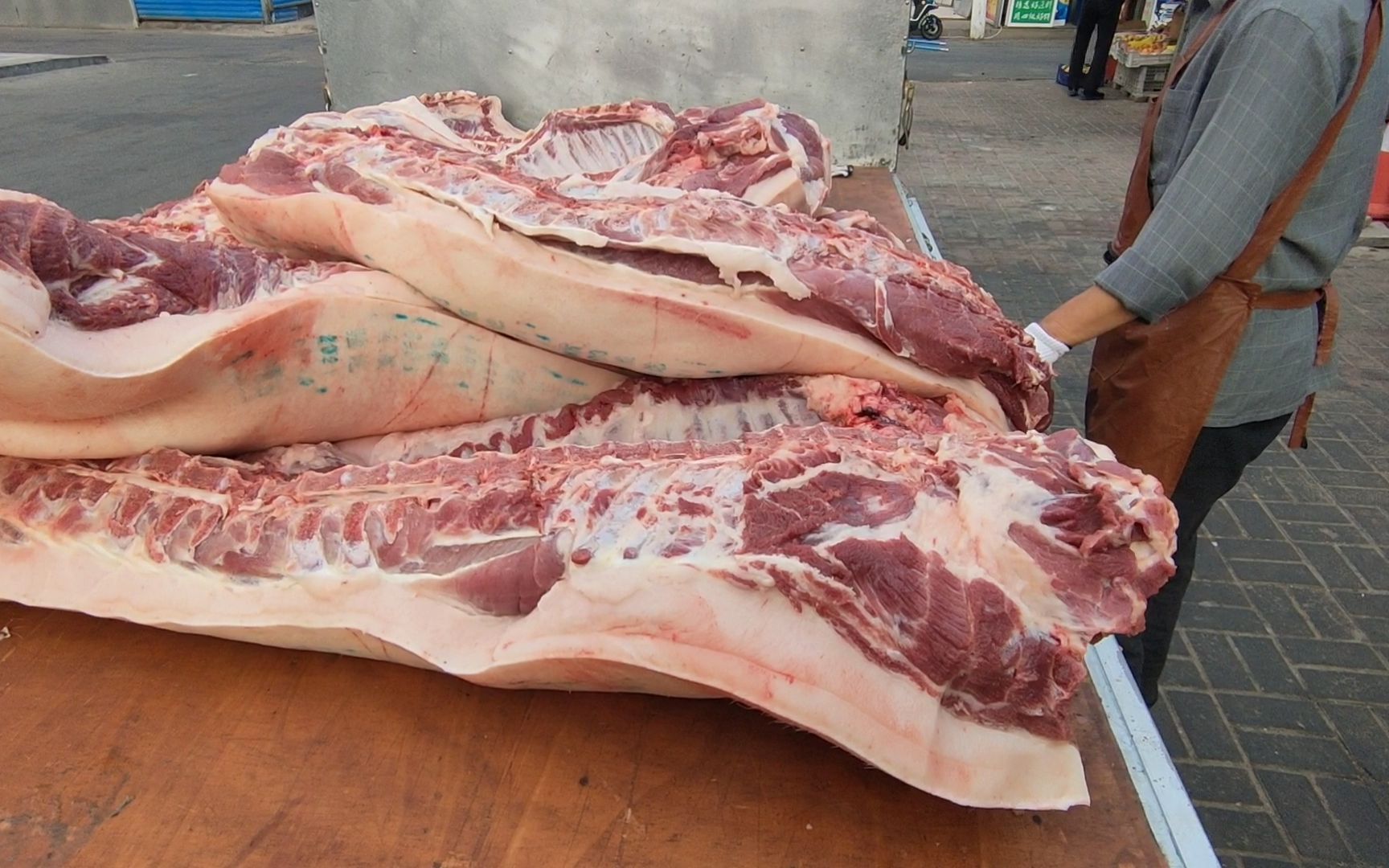 北方人买猪肉太吃惊了,大早上都是大几十斤起步,真够霸气