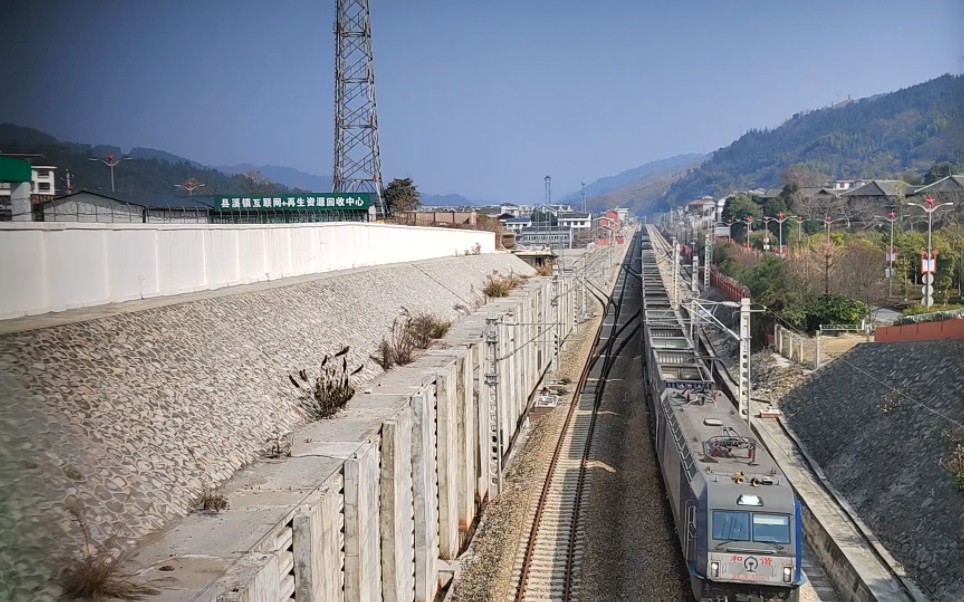 【焦柳线】俯瞰通道站下行通过货列