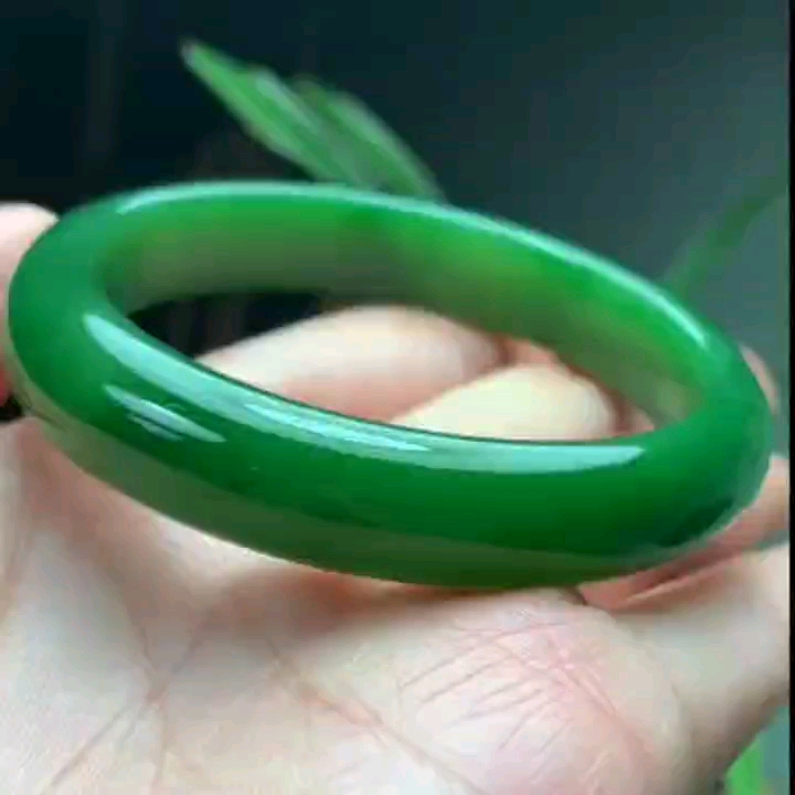 和田玉碧玉冰底阳绿手镯54口径 无黑点无裂结构细腻油润的阳绿色 料子