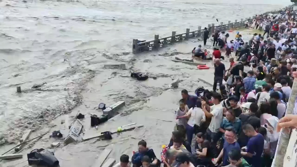 10月1日,浙江嘉兴,网传钱塘江大潮经过海宁盐官观潮景区时,因浪太大把护栏冲塌,多名游客被冲倒哔哩哔哩bilibili