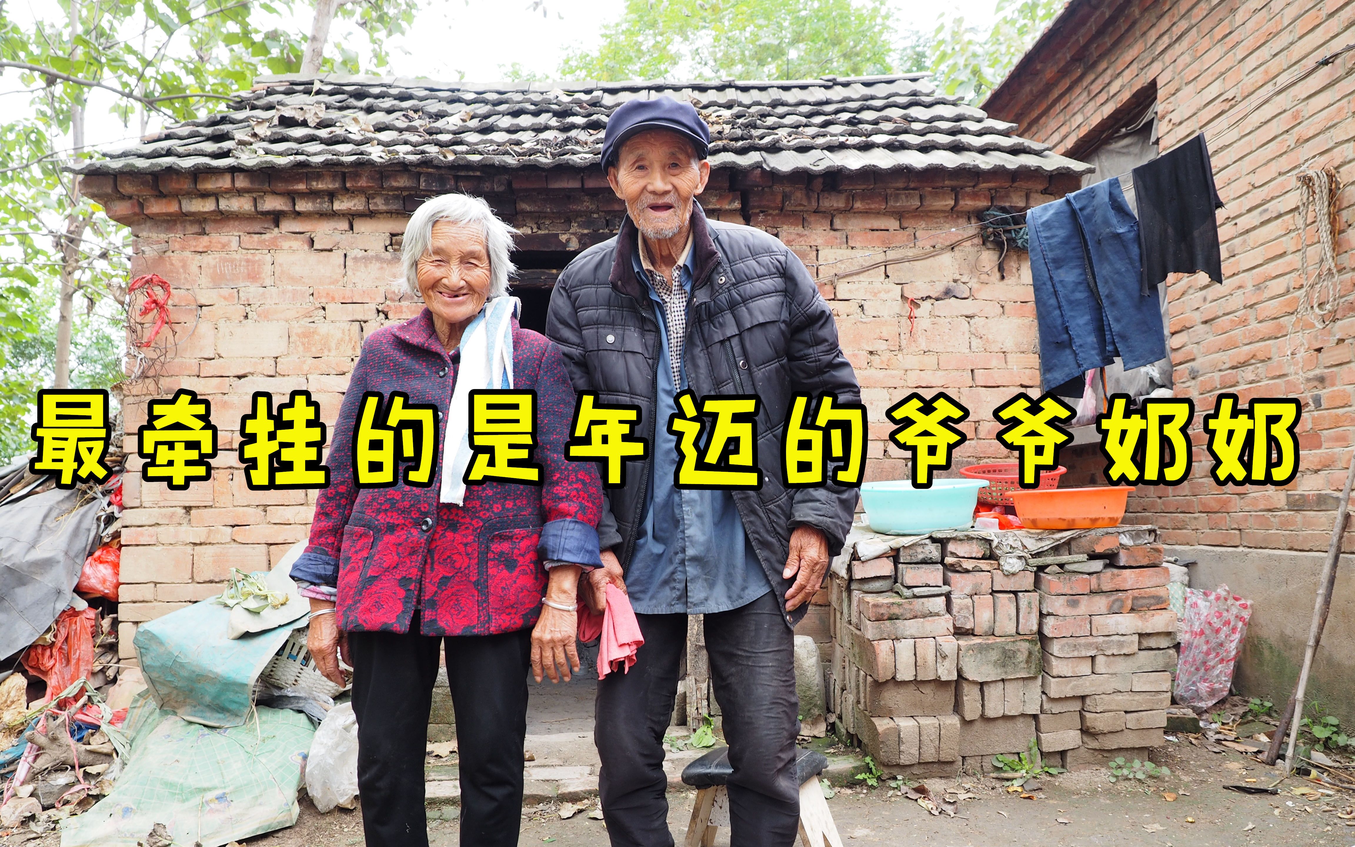 老人最需要的是陪伴,在爷爷奶奶家玩给他们拍几张照片,爷爷奶奶很开心