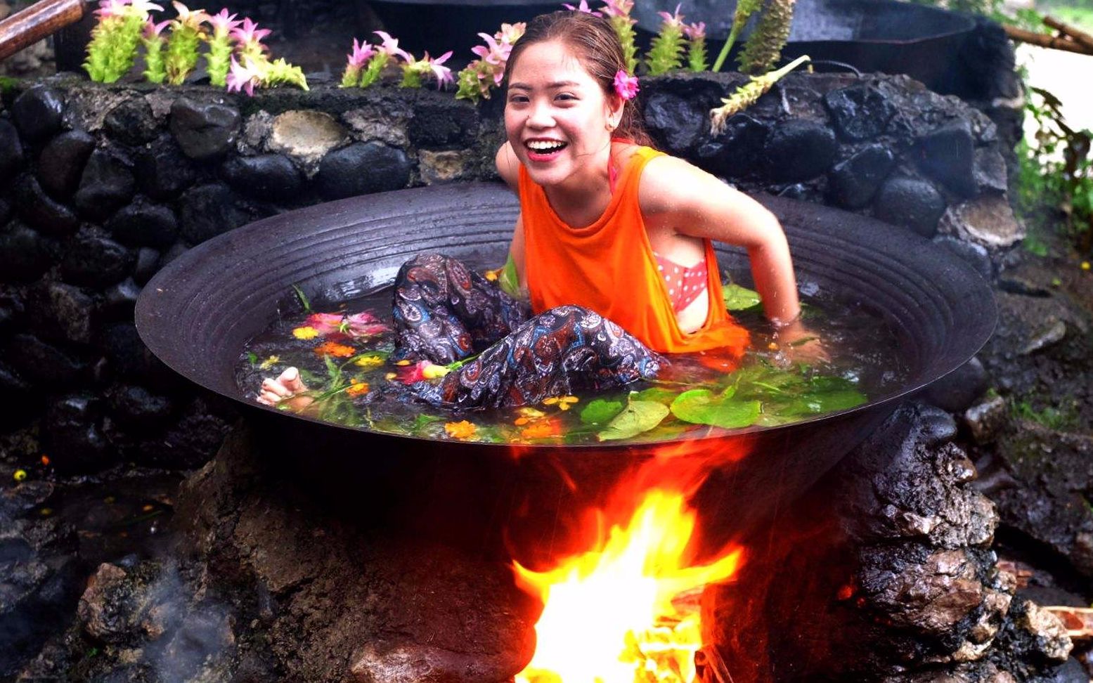 菲律宾网红铁锅浴凭啥吸引这么多人体验?网友:像给猪泡澡