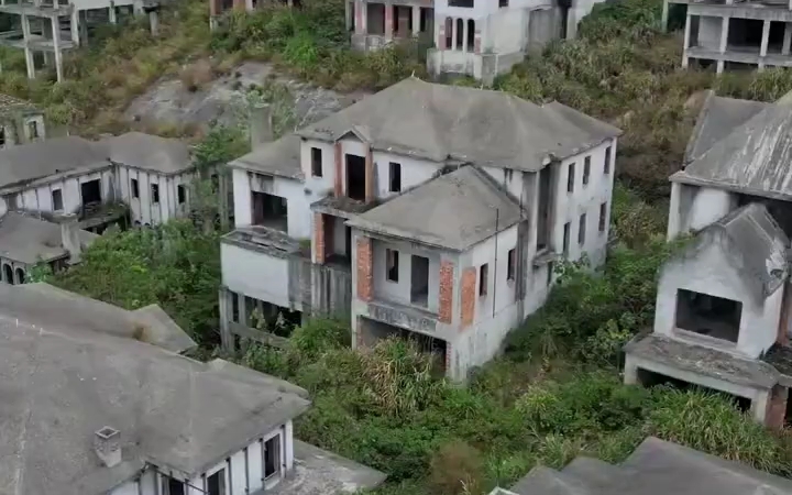 广州从化荒废别墅群图片