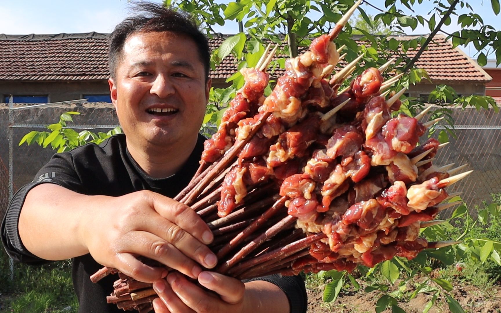 [图]买来7斤羊肉，喊几个朋友，吃个红柳大肉串，大口吃肉太香了