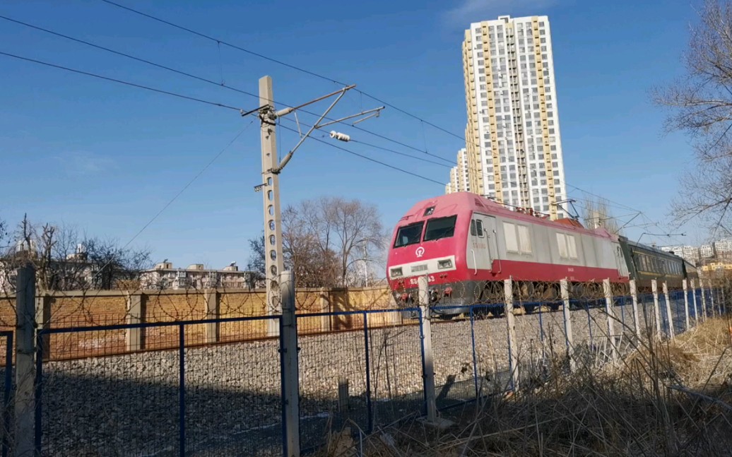 沈局沈段ss9g-0063牵引客车k956次(青岛北—白城)通过沈铁火车头佳园