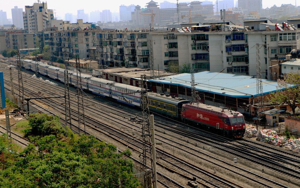 西局西段hxd3d0098牵清明安康—宝鸡临客t4237次通过安远门,使用s25k