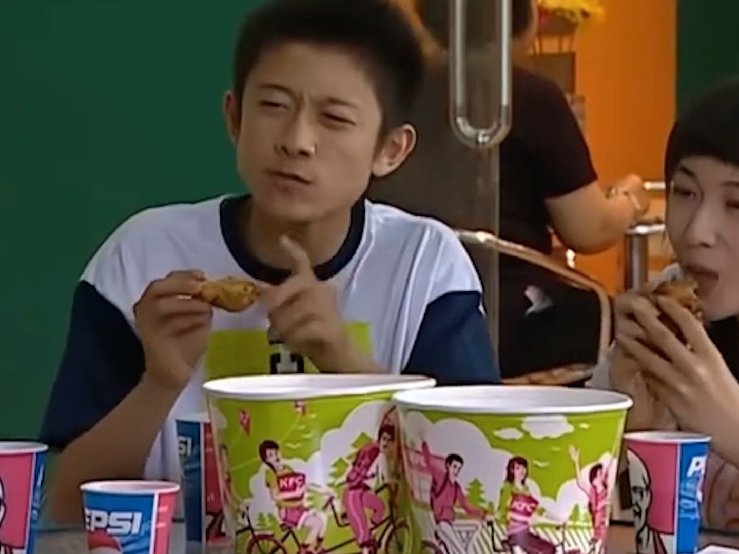 张一山吃戏真香名场面,刘星吃炸鸡配可乐,乐乐吃烧鸡