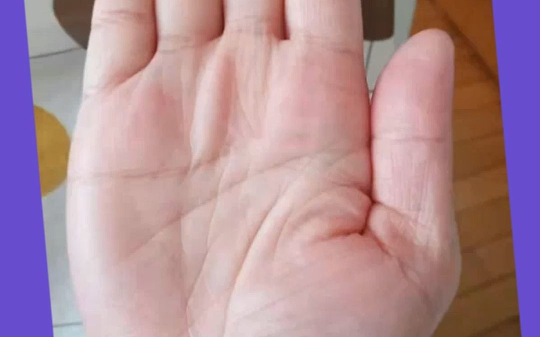 "富贵手",手抓千金,常有贵人帮,一生福厚钱多!