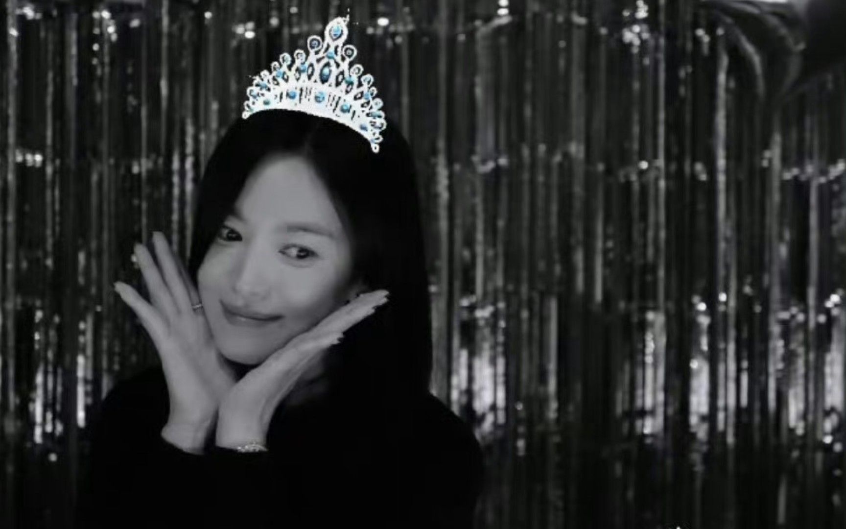 宋慧乔晒42岁生日照,颜值回春少女感满满,头戴皇冠像高贵公主