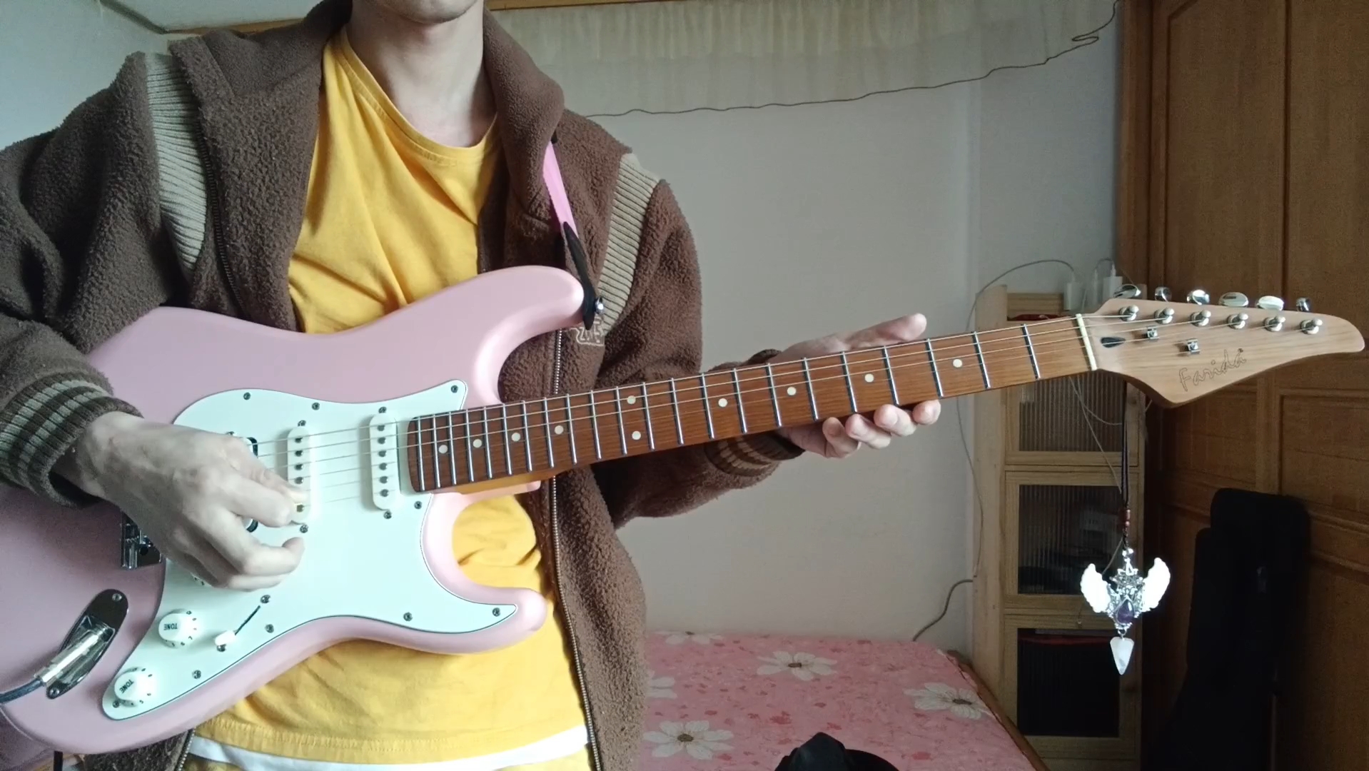 一个认真练琴的牌佬 练习用琴是法丽达f-50 20