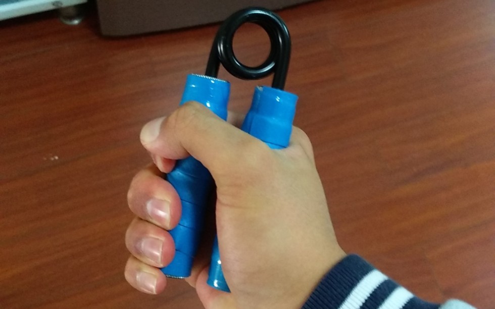 听说捏握力器练指力是擒拿点穴基本功买个握力器练练因为第一次练如果