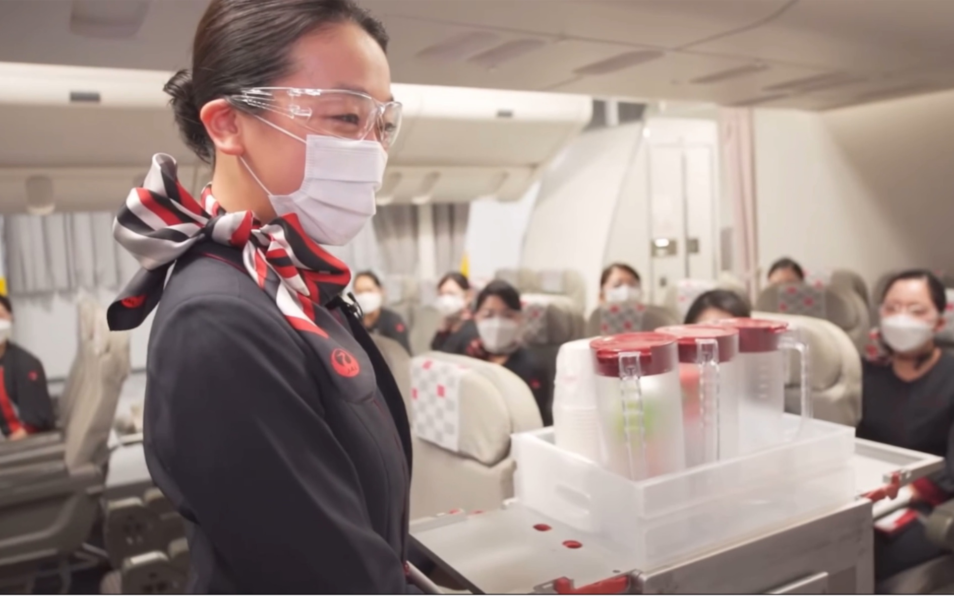 浅田真央穿上日航制服体验当空姐