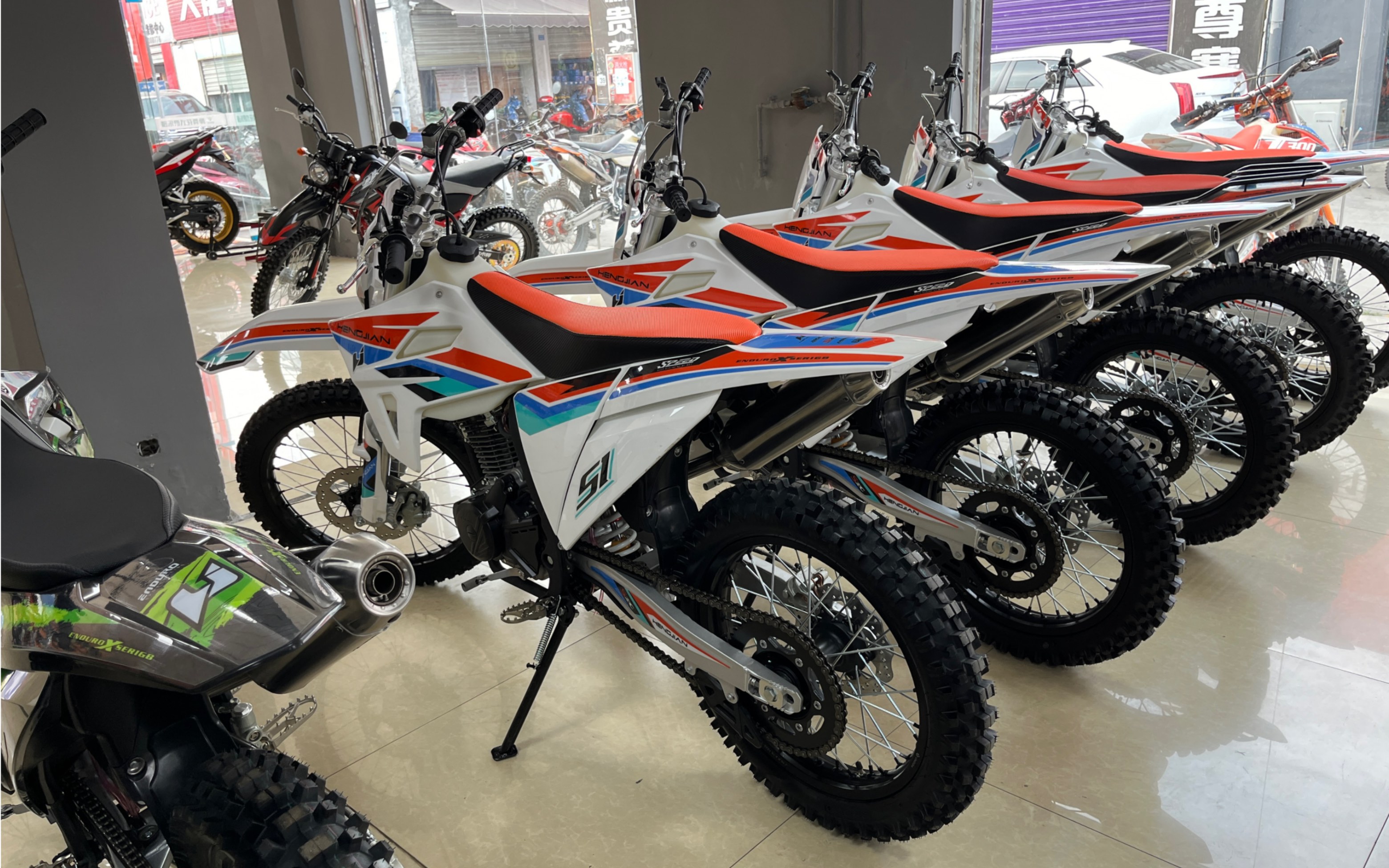 简单静止的介绍一下这台恒舰s1越野摩托车