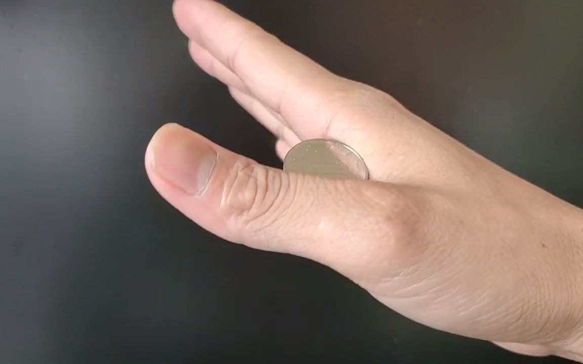魔术揭秘魔术师空手变出一枚硬币,这招到哪里都可以随手变
