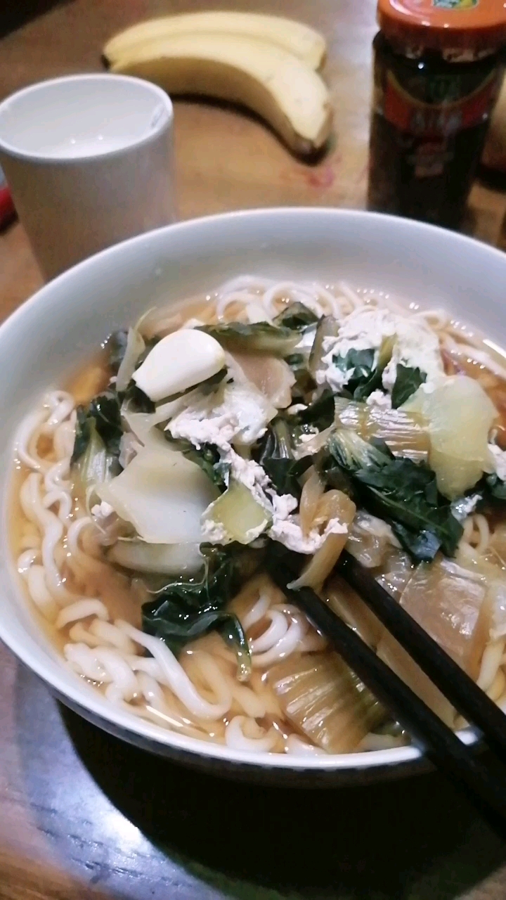 9898加醋青菜荷包蛋面条,剥皮蒜瓣子奥98烫煮面汤酸奶9898