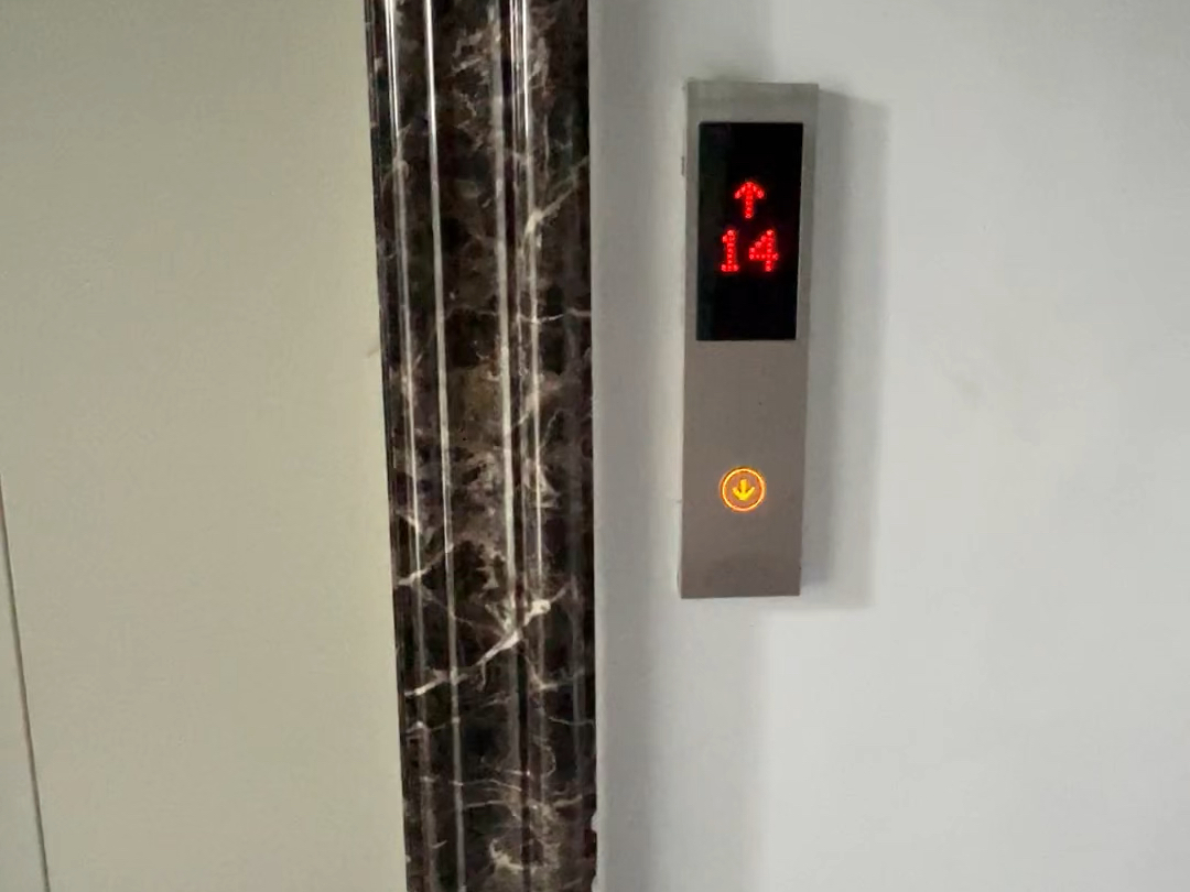 长江四路某小区18层日立电梯