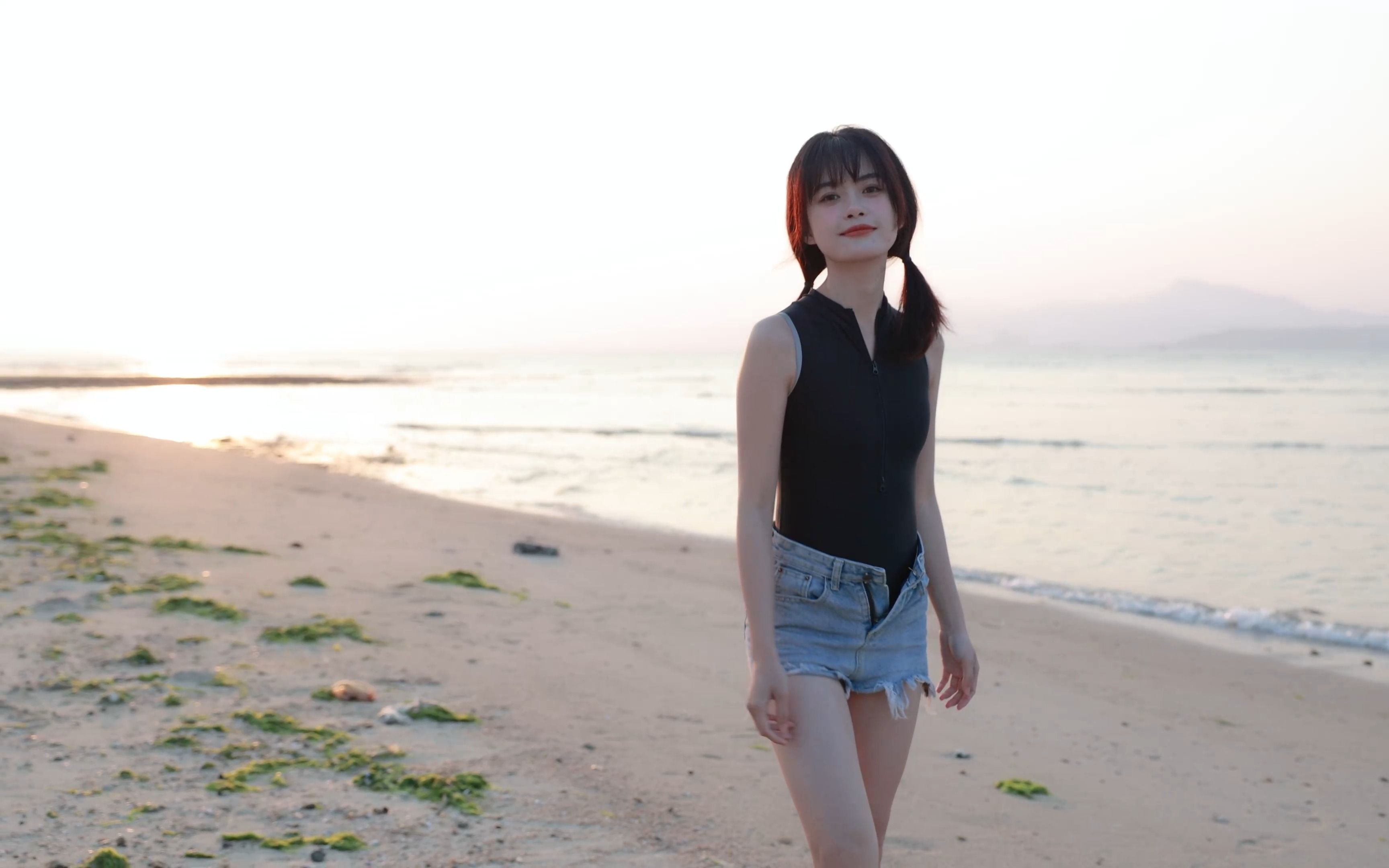 夕阳下 大海边 沙摊上 晚风吹拂 泳衣拍摄花絮