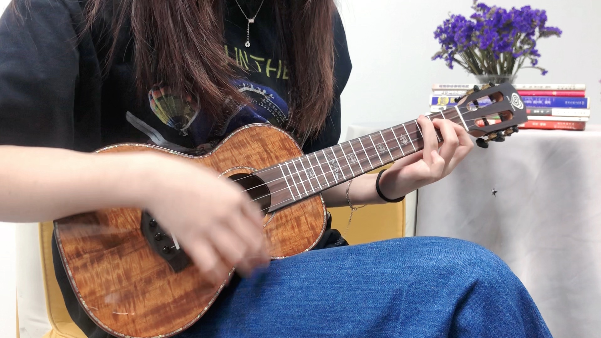弹尤克里里是我生活充电的方式