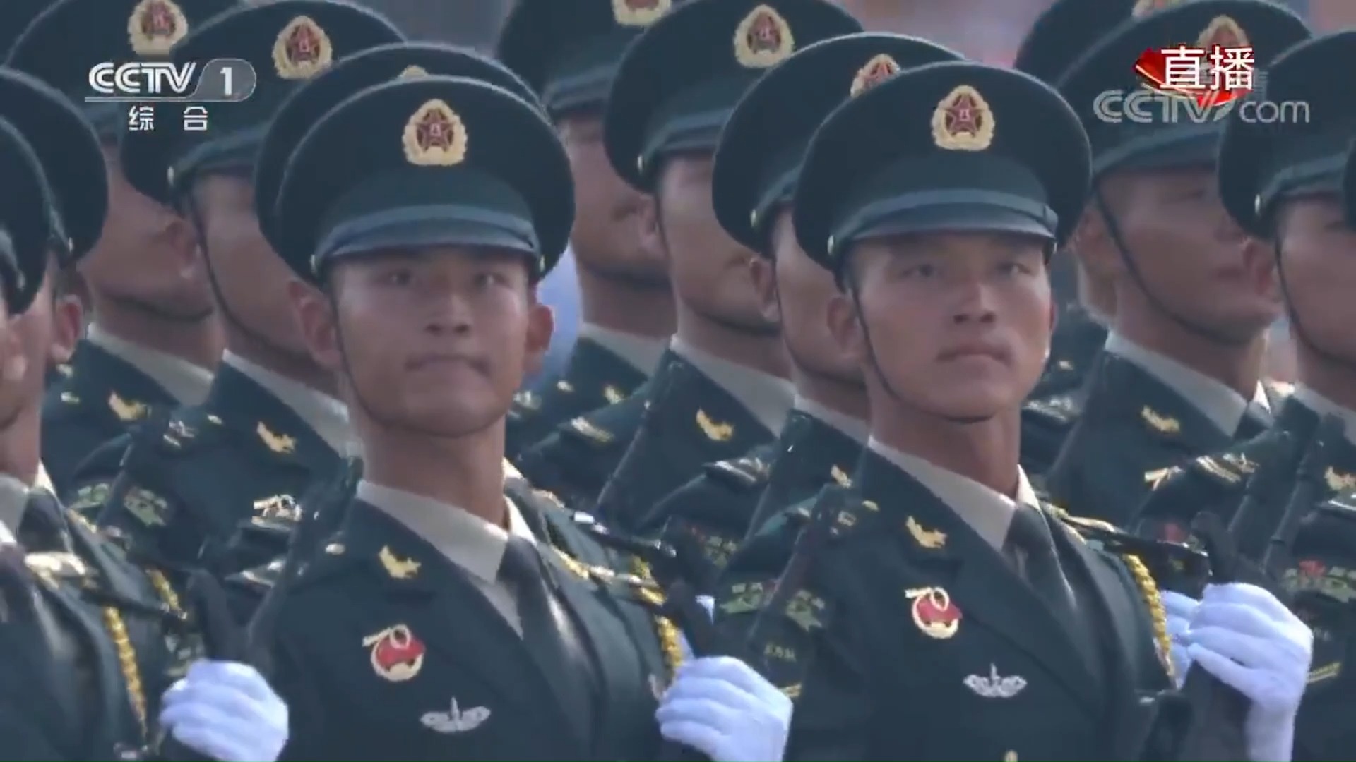 用正步走打开七十周年阅兵式