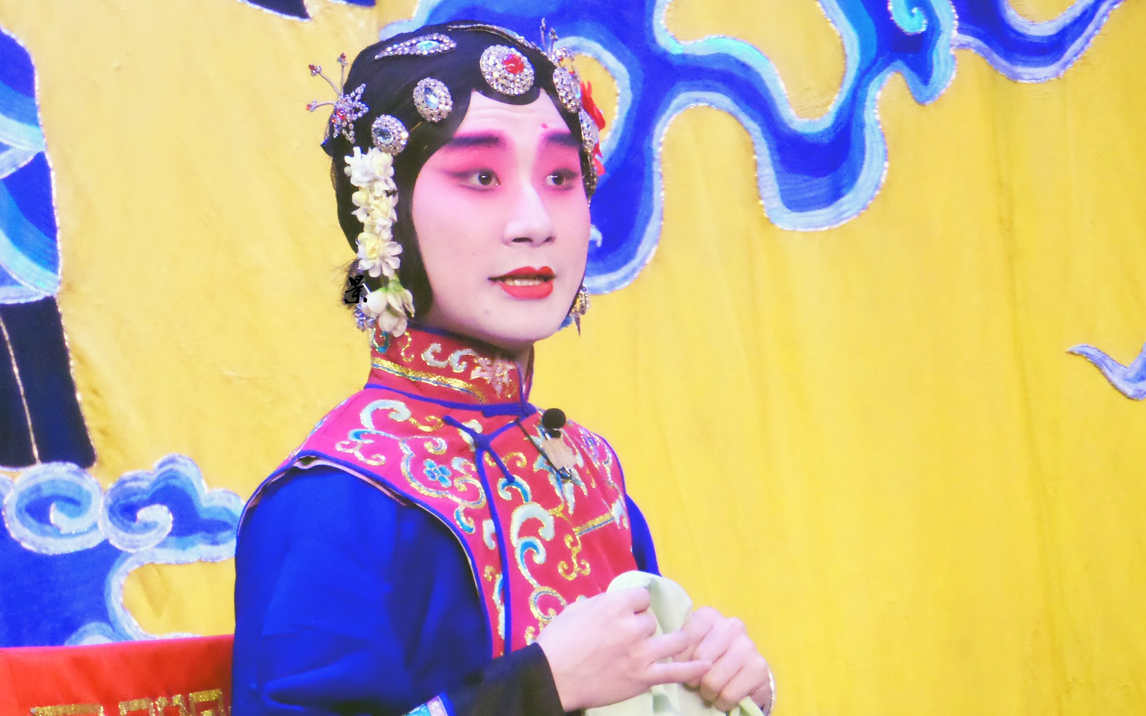 一个在舞台上努嘴敲可爱的小媒婆