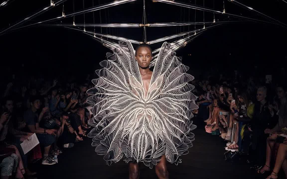 【经典秀场】Iris van Herpen 艾里斯ⷨŒƒⷨ𕫦œ젾 Syntopia系列时装秀哔哩哔哩bilibili