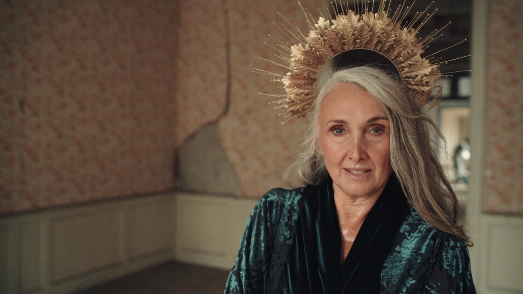 法国60岁熟女模特carolineida内衣秀3