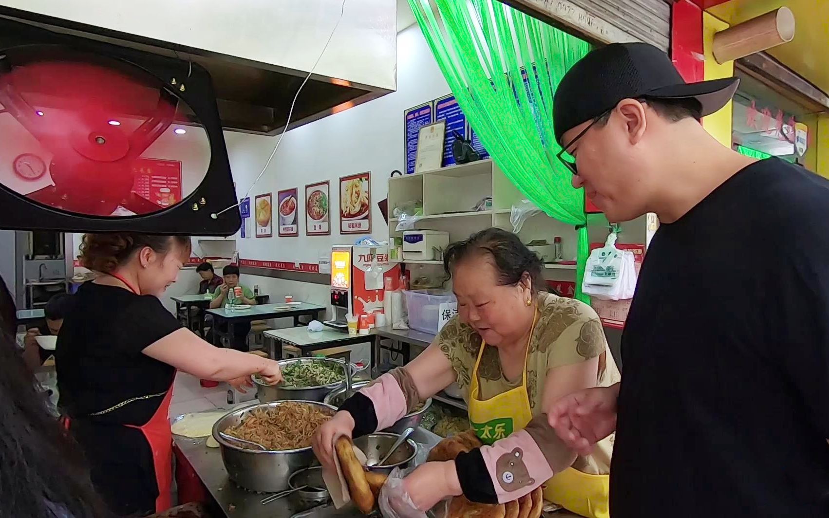 阿星探店陕西大妈卖早餐十几年油酥韭菜盒比脸大吃一个精神一天