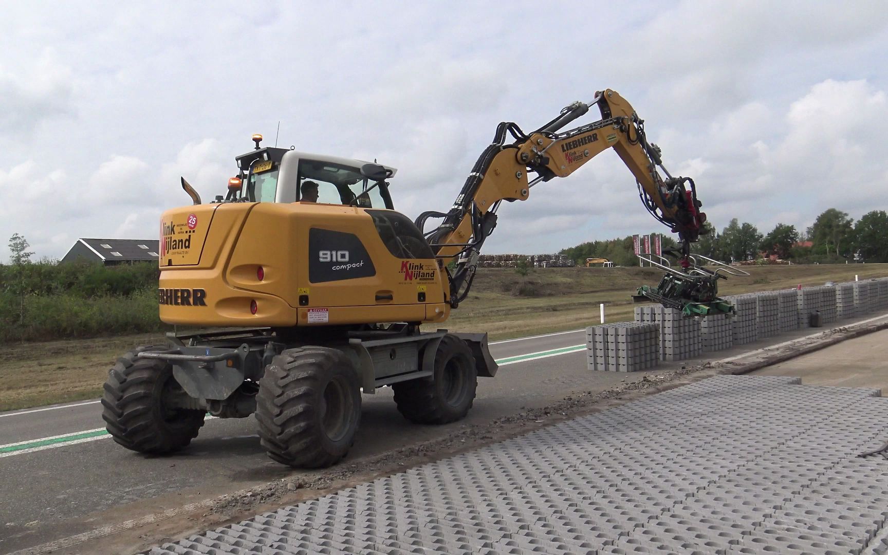 利勃海尔910挖掘机铺地砖