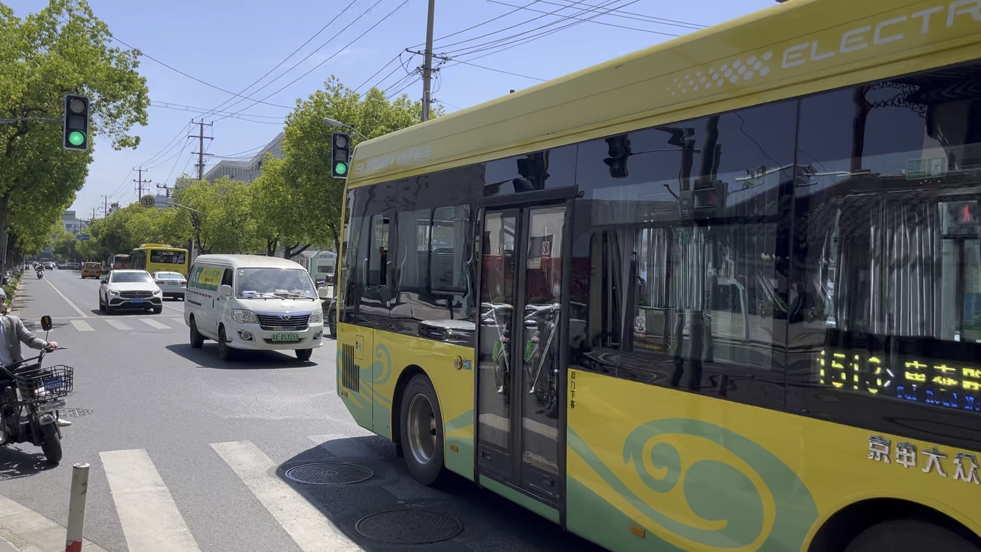 昨天在朱家角运转的上海公交朱家角3路和1513路黄金刚车型还有青浦19