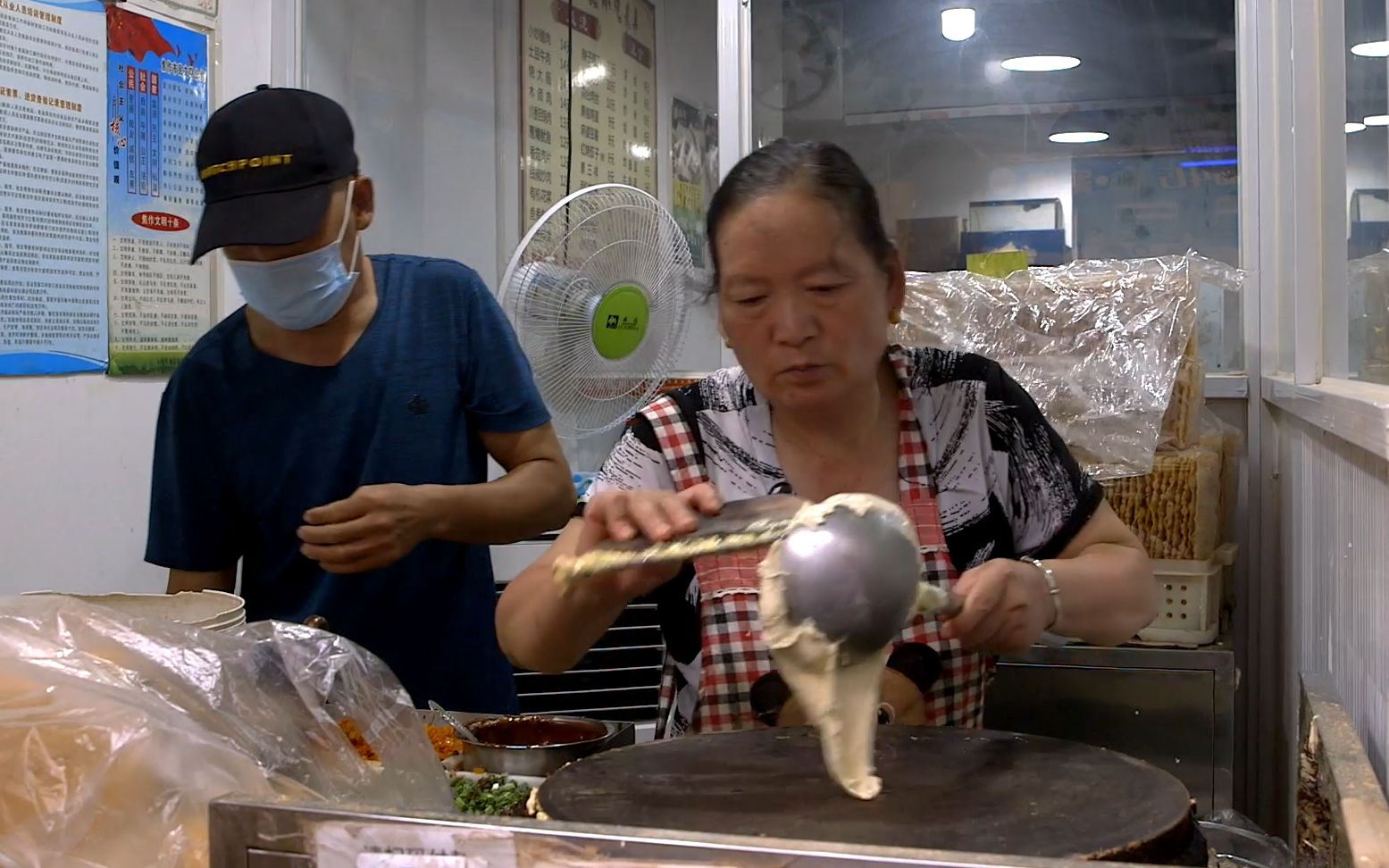 实拍河南焦作路边小店,5种面粉制作杂粮煎饼,老顾客排队买.哔哩哔哩bilibili