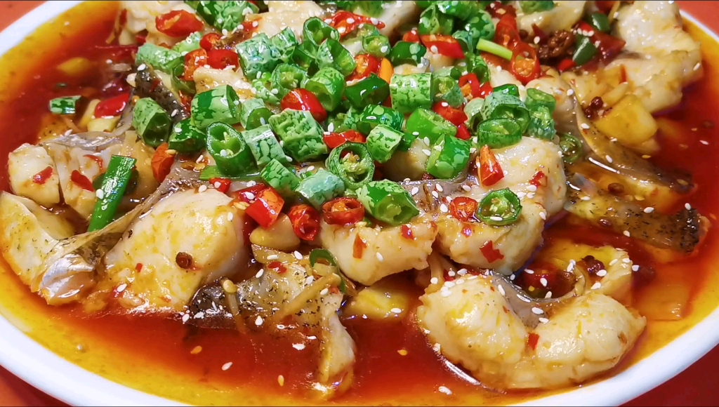 【泡椒烧花鲢】十五年川菜厨师分享一道:"泡椒烧花鲢"的做法,肉质鲜嫩