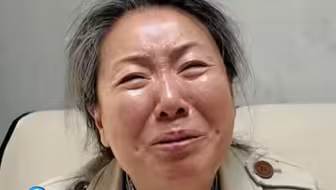 成都一名27岁女子在家中遇害已近两年，其母亲为还原案件真相，在网络发布视频、直播发声，却因此遭到大批网友恶意辱骂诽谤。