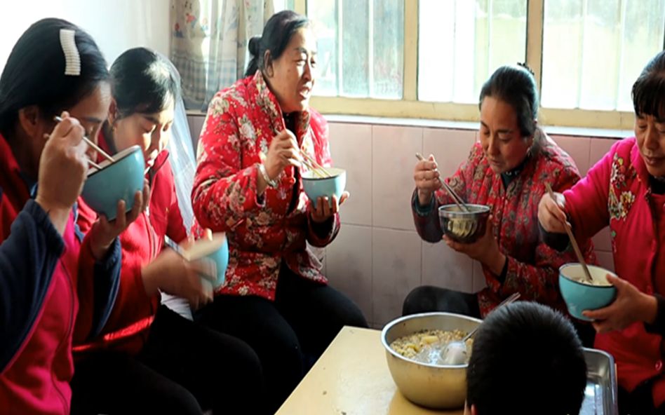 [图]村里姐们来看鼓嫂，做农家麻汤饭招待，大姐聊她们揽工的事真是红火热闹