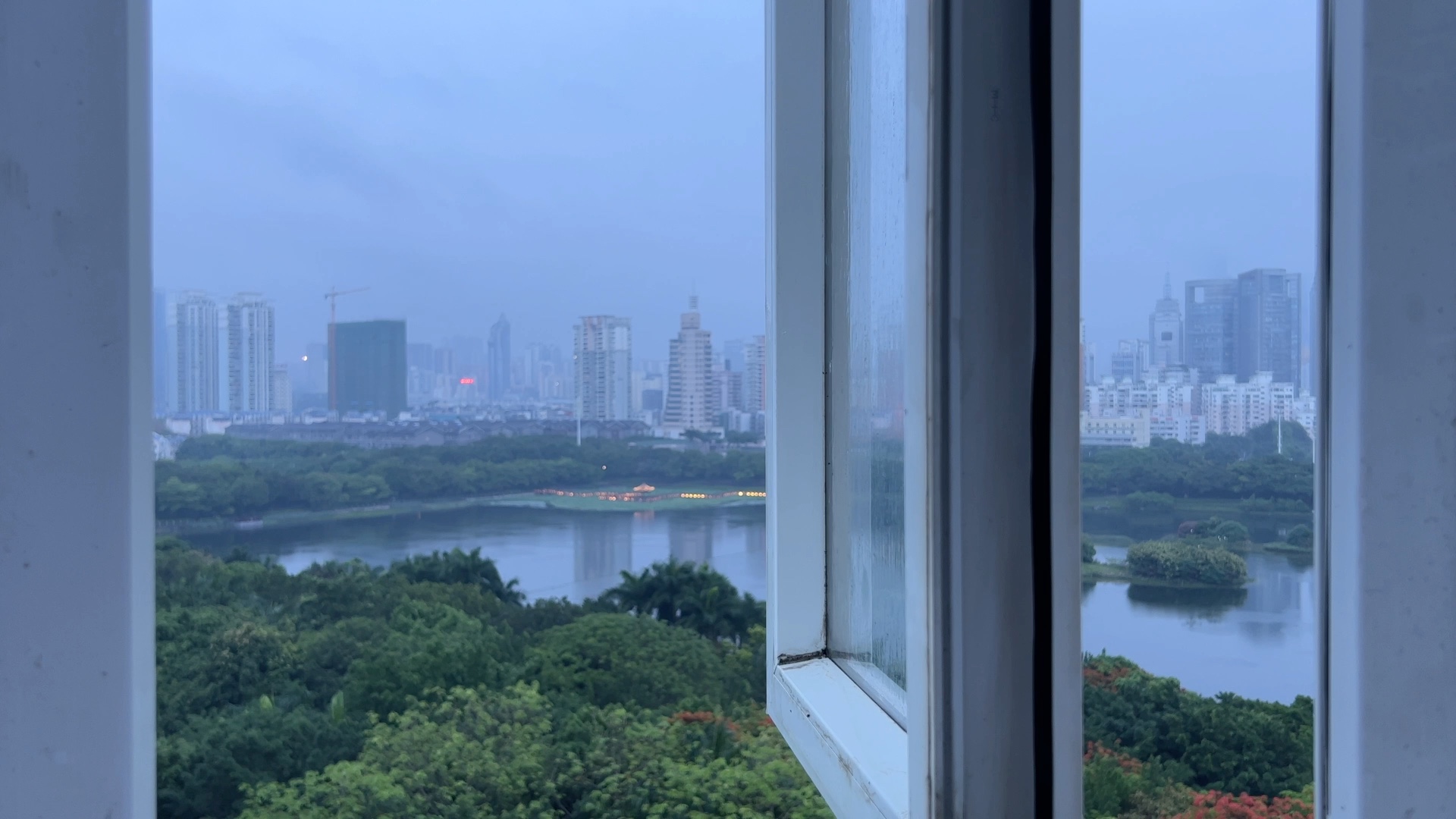 活動 清晨醒來推開窗戶,晨雨微風鳥鳴