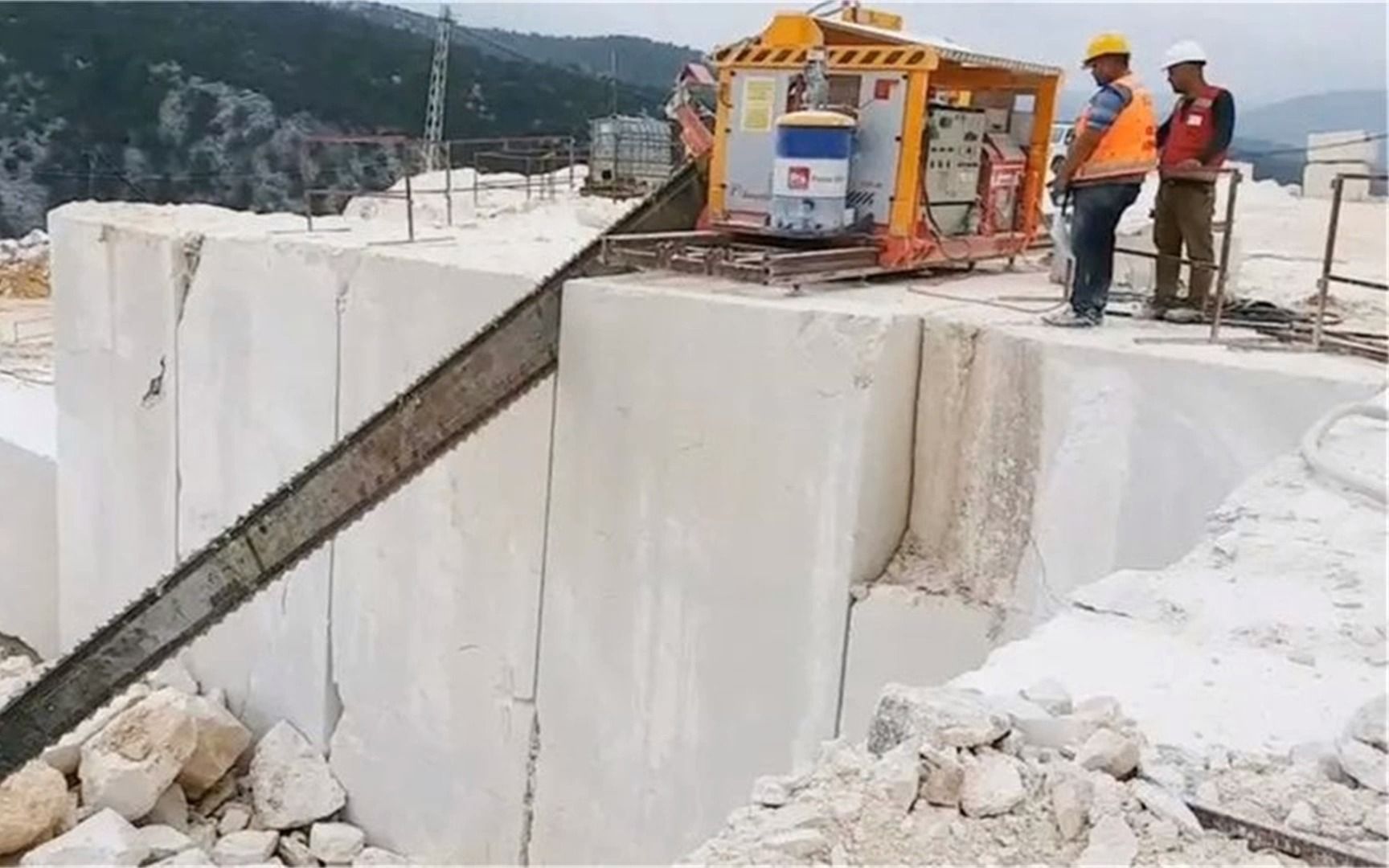 大理石为何那么贵?实拍开采现场像大型切豆腐,长见识了