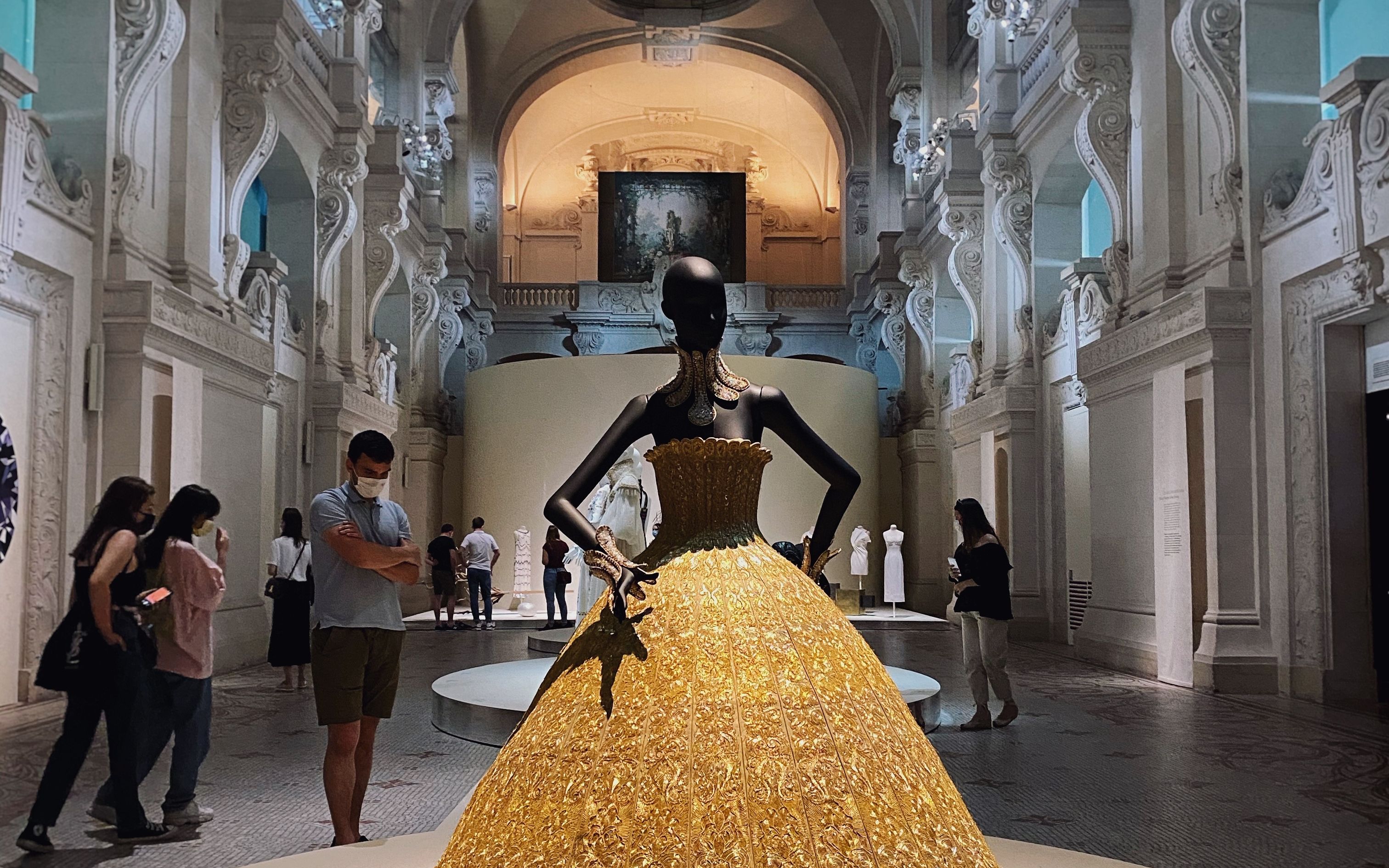 中国搞定设计师郭培作品惊现法国博物馆,与jacquemus 巴黎世家同台
