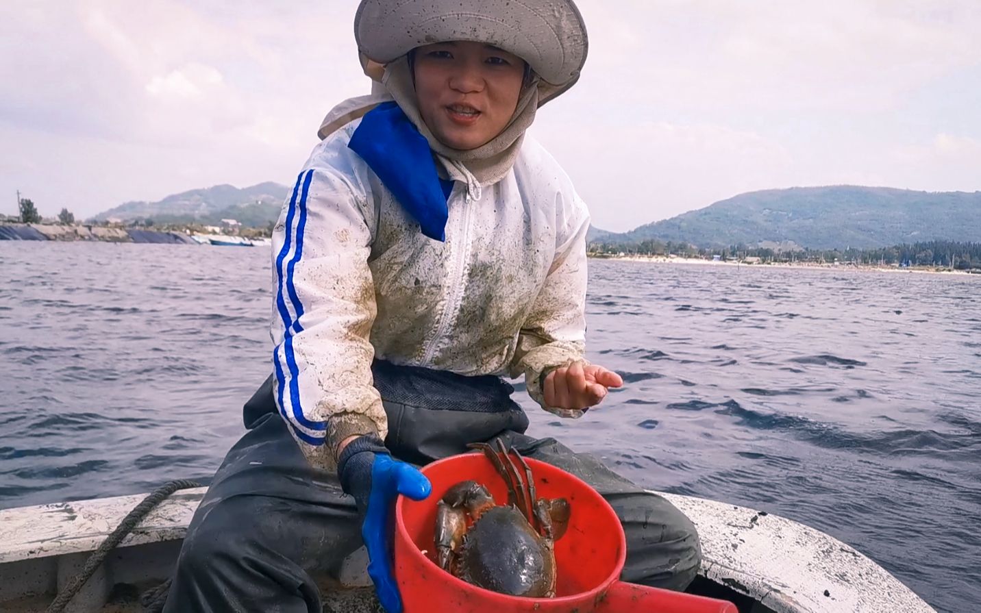 老四赶海的技术都被佳佳学到了,满满的收获,还抓到黄金大青蟹