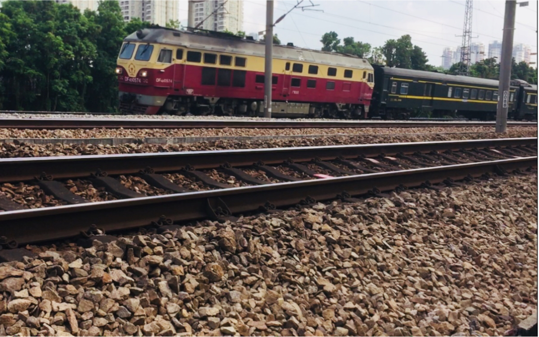 df4d 0574 广铁龙段牵引t8370通过深圳草埔某机位_哔哩哔哩 (゜-゜)つ