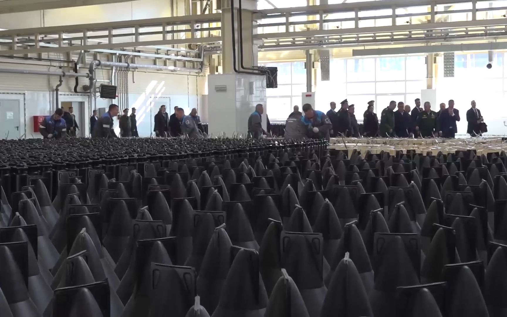 炮弹密密麻麻堆满车间!俄防长前往军工厂视察国防订单执行情况