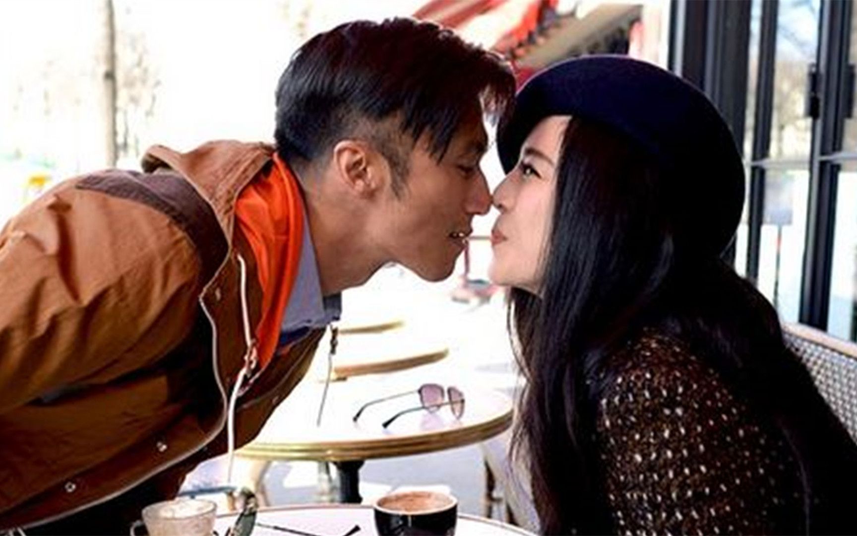 范冰冰到底有多开放?舔过的饼干口喂谢霆锋,谢霆锋反应是亮点!