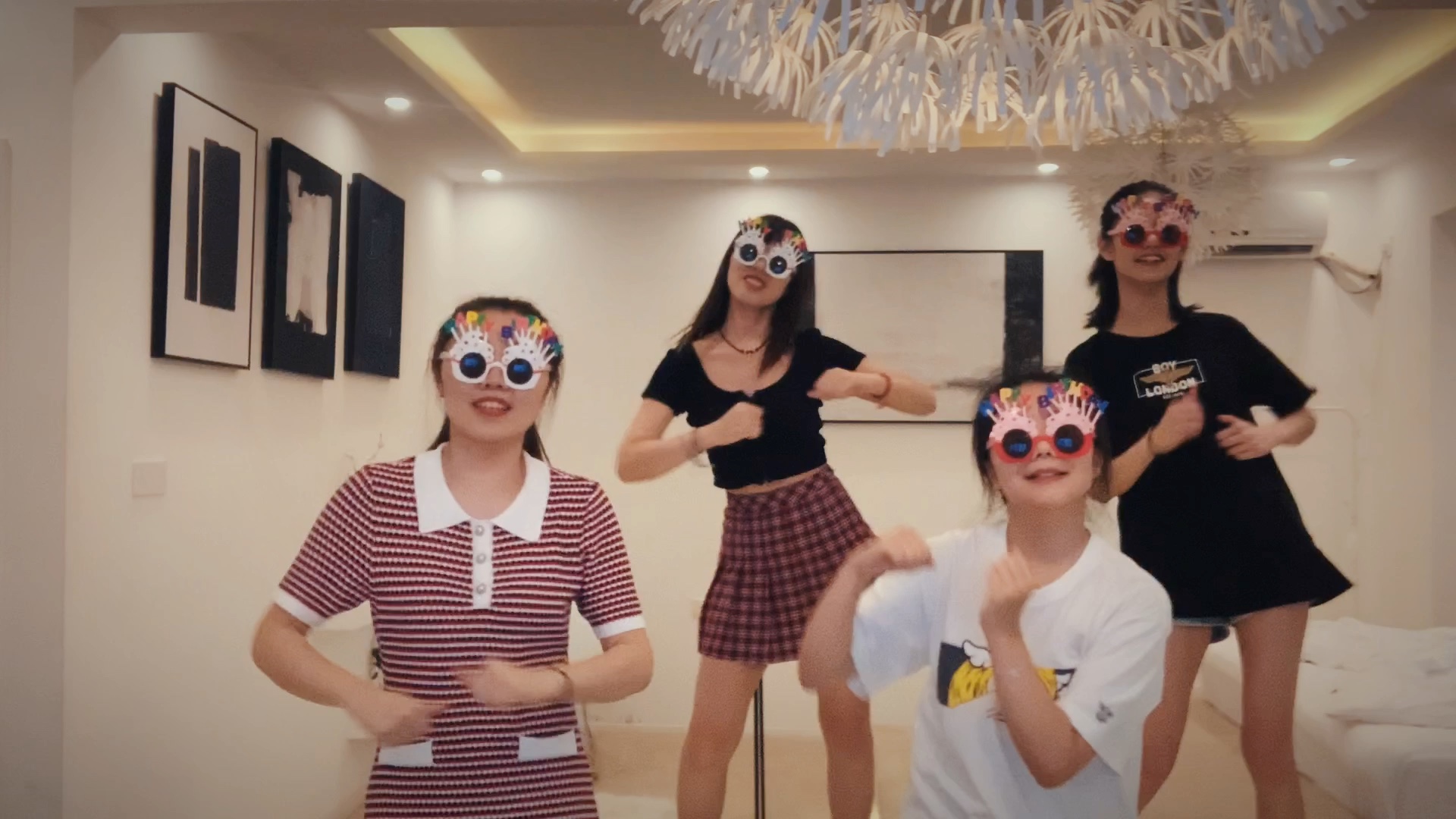 单眼皮女孩/沙雕舞蹈