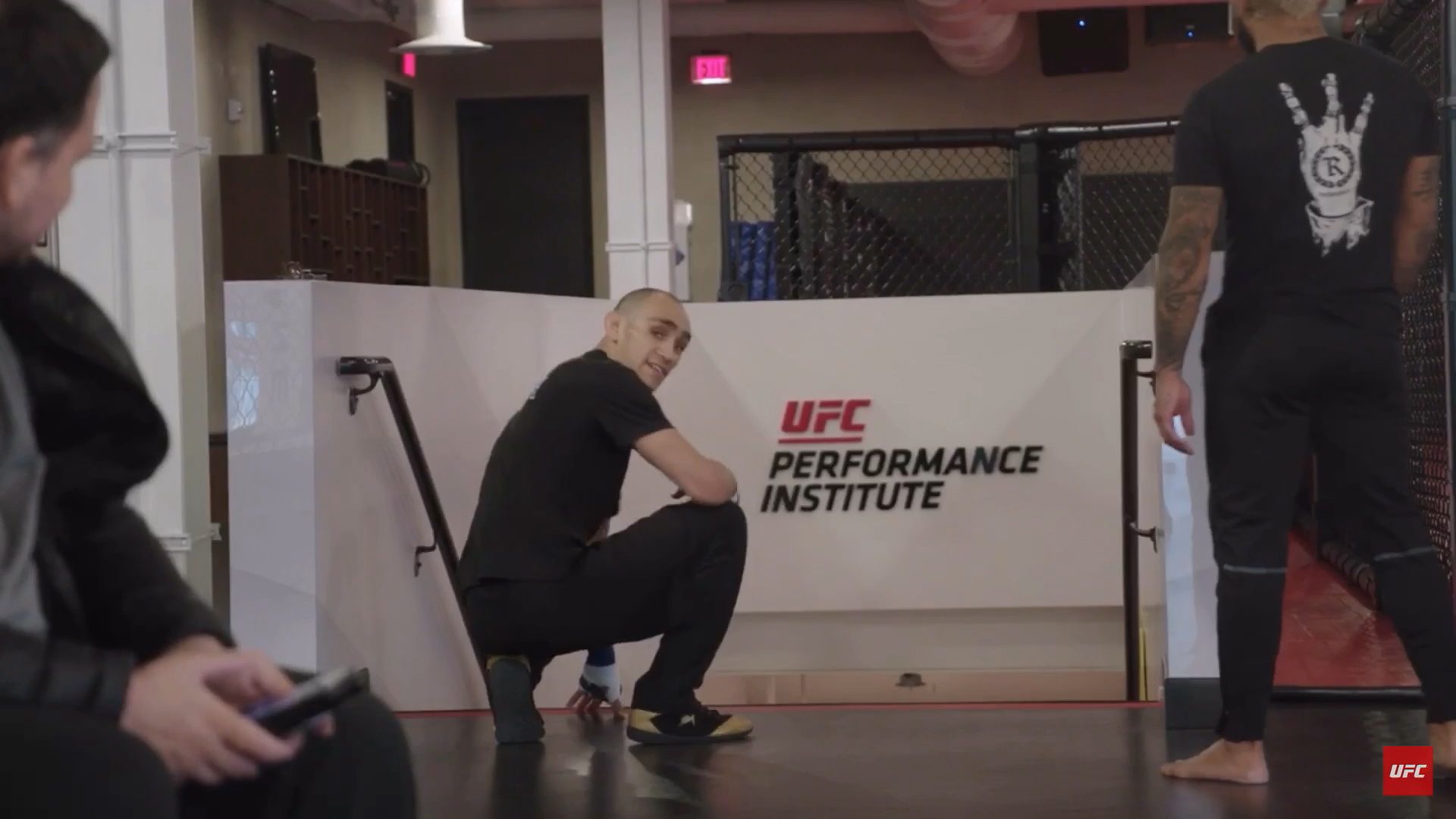 ufc256  夜魔的墨镜是如何摘了又戴