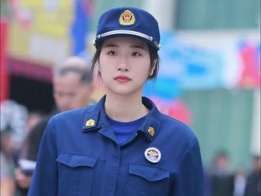 武林广场遇到美丽的消防小姐姐 一身消防蓝,英姿飒爽