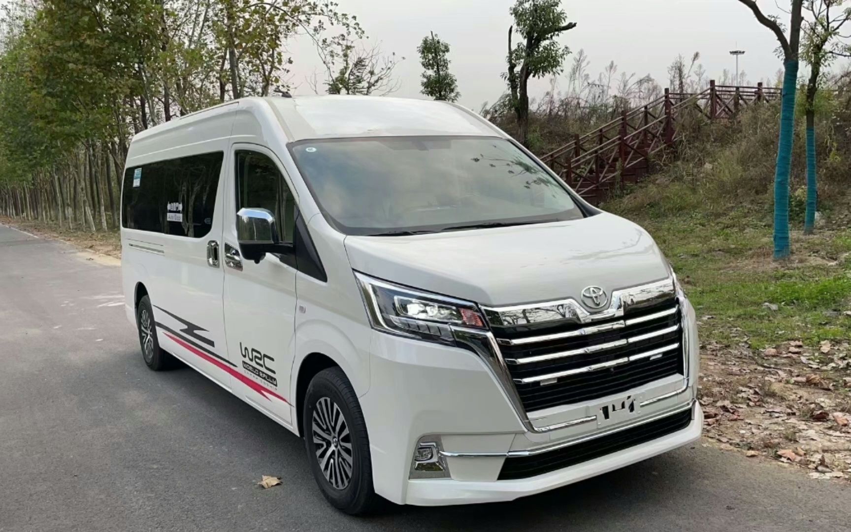 丰田海狮九座豪华定制商务车,超长轴距 大空间,比埃尔法霸气