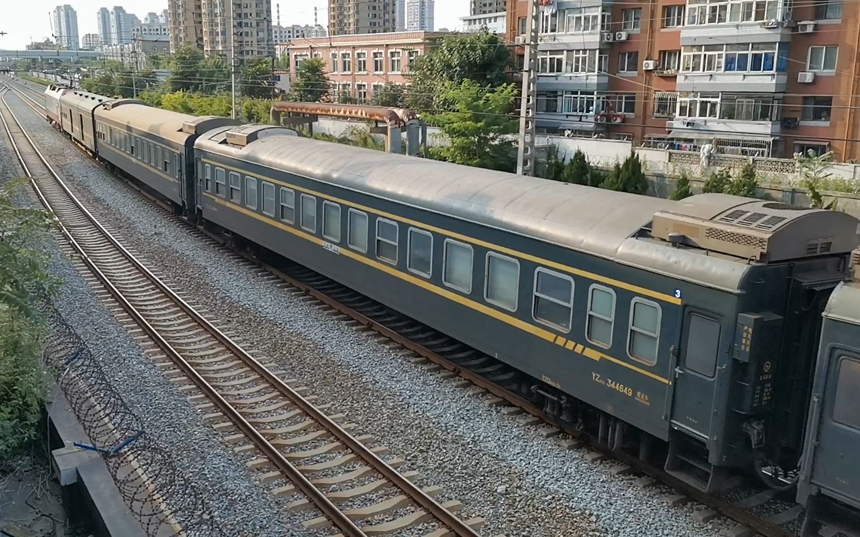 k7333次列车大连站出站,车底极其古老