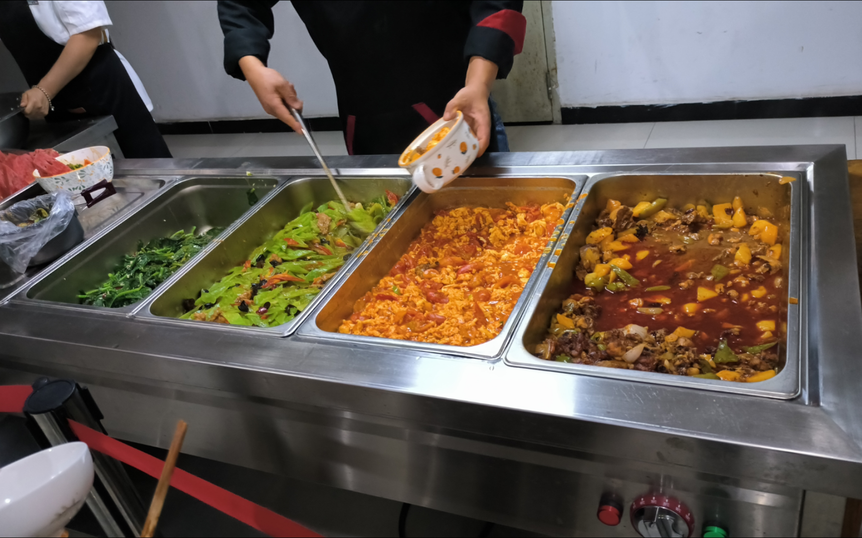 中午在饭堂吃饭,四个菜带一块西瓜