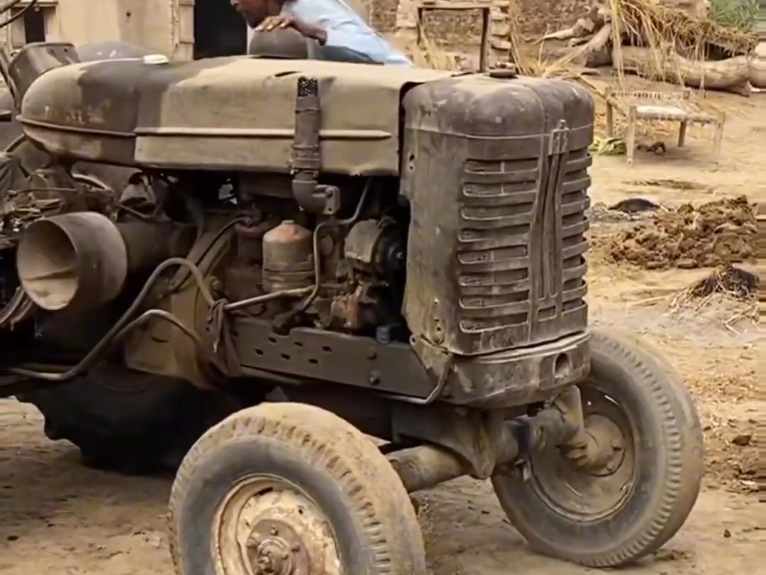 巴铁启动老式拖拉机