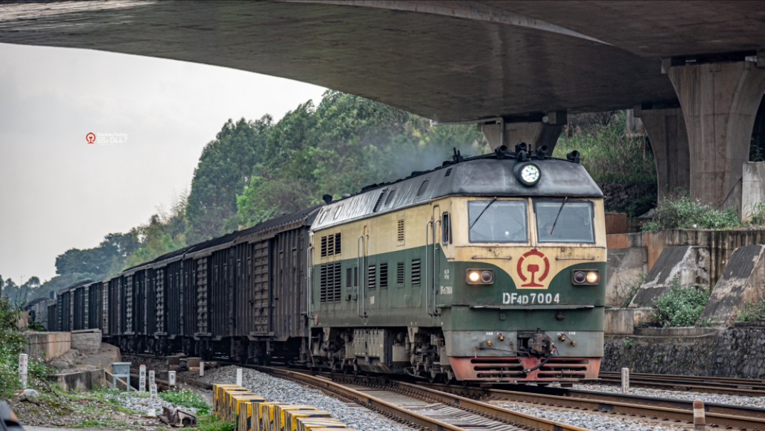 【铁路】df4d-7004牵引货列通过湘桂线洛埠站