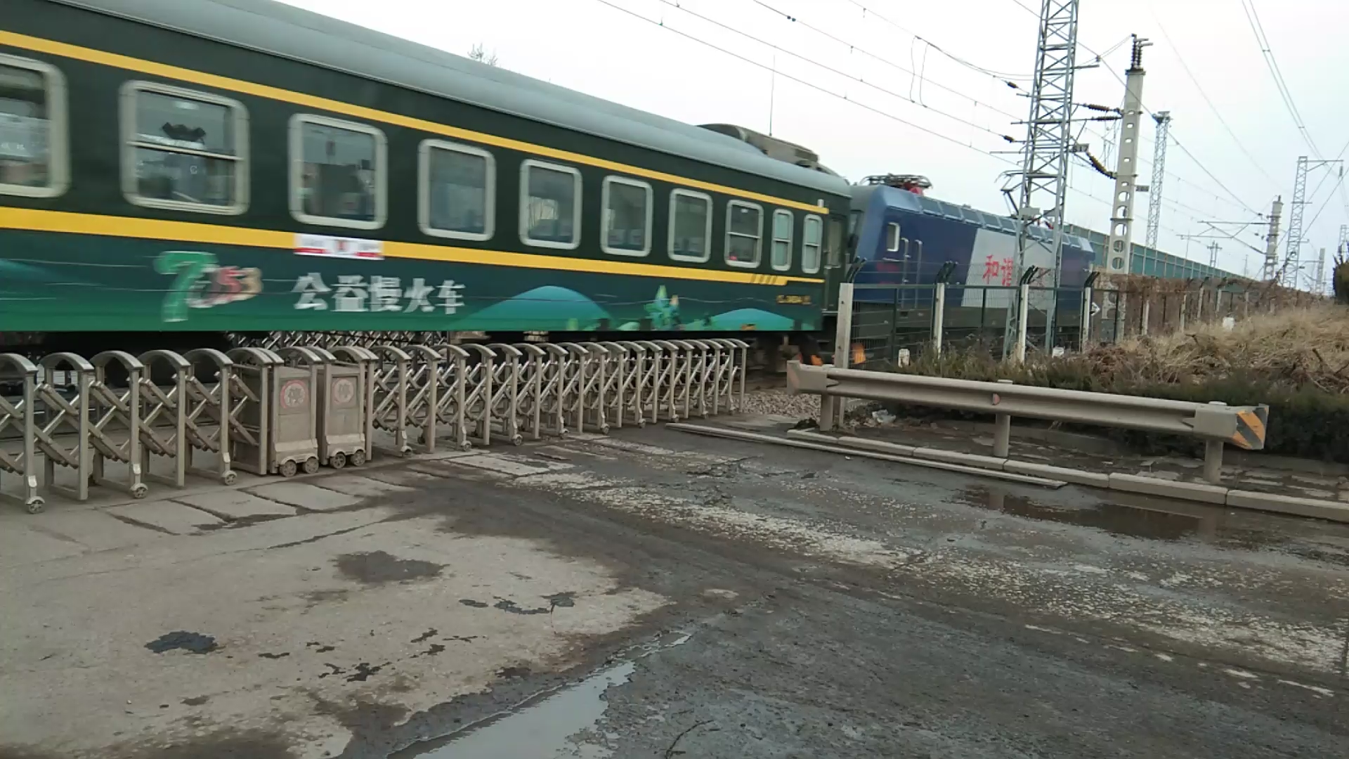 火车视频 7054通过莱机道口_哔哩哔哩_bilibili